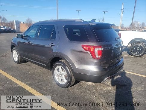 Used 2017 Ford Explorer XLT image 3