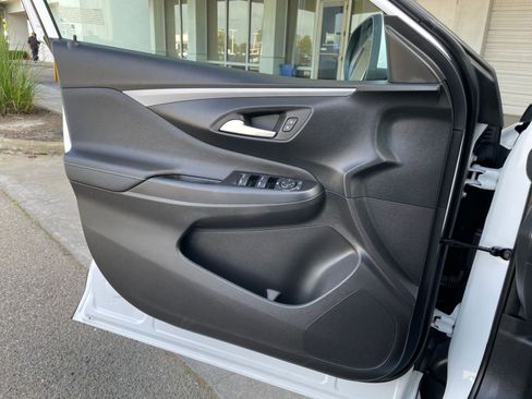 Used 2025 Buick Envista Preferred image 18