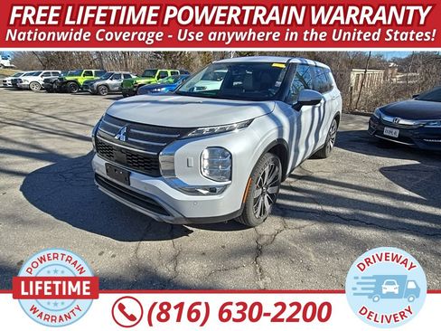 Used 2025 Mitsubishi Outlander SE image 1