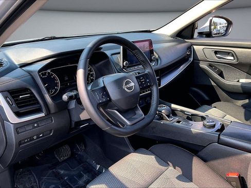 Used 2025 Nissan Rogue SV AWD/4WD image 18
