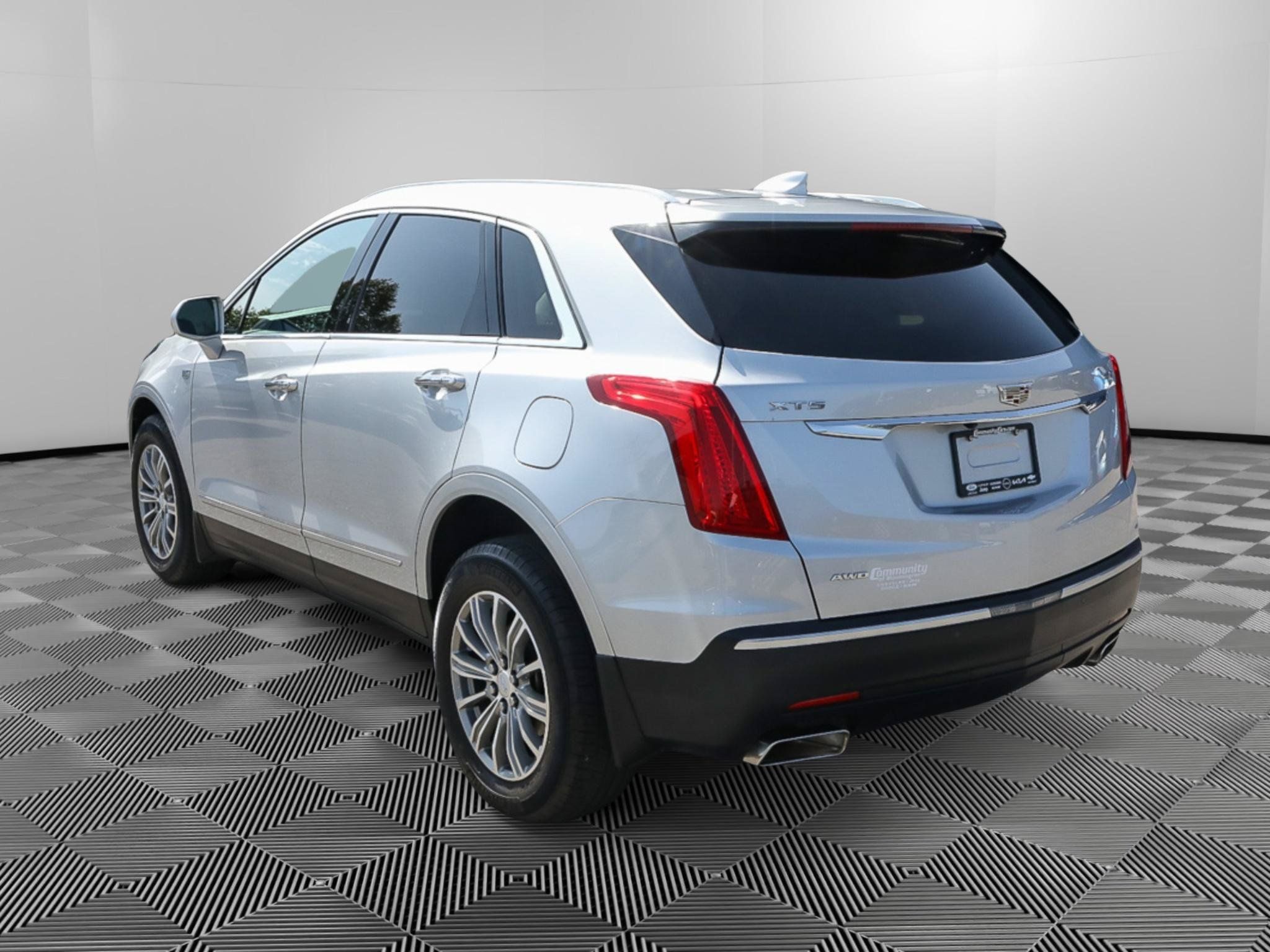 Used 2018 Cadillac XT5 Luxury w/ Driver Awareness Package AWD/4WD image 4