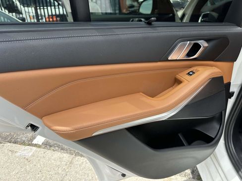 Used 2021 BMW X5 xDrive40i w/ Premium Essential Package image 18