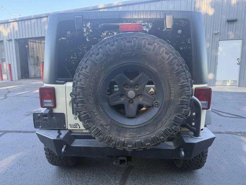 Used 2011 Jeep Wrangler Unlimited Rubicon w/ Connectivity Group AWD/4WD image 3