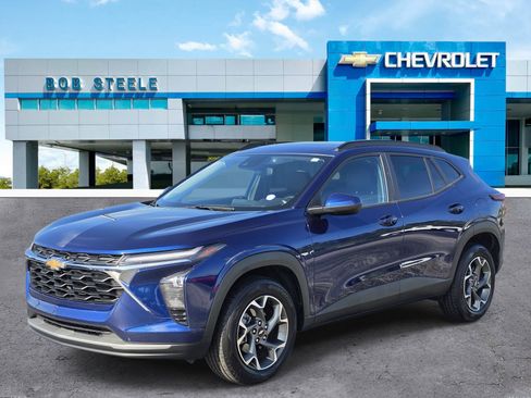 Used 2024 Chevrolet Trax LT w/ Sunroof Package FWD image 2