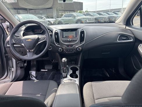 Used 2017 Chevrolet Cruze LT w/ Convenience Package FWD image 5