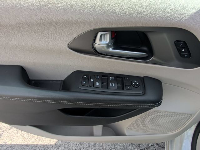 Used 2024 Chrysler Pacifica Touring-L FWD image 25