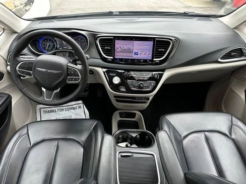 Used 2023 Chrysler Pacifica Touring-L FWD image 15