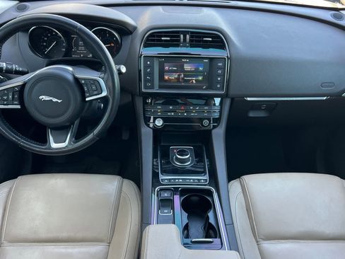 Used 2018 Jaguar F-PACE Prestige image 4