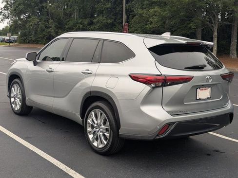 Used 2023 Toyota Highlander Limited FWD image 5