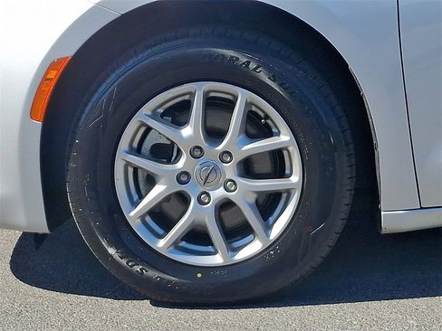 Used 2023 Chrysler Voyager LX image 10