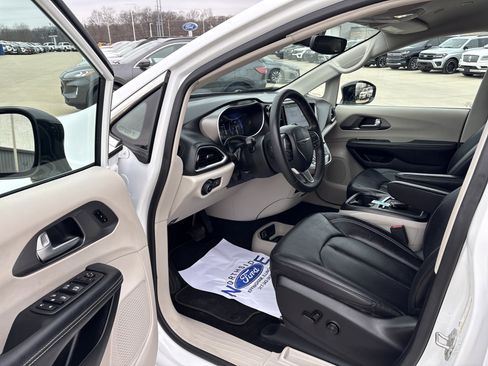 Used 2024 Chrysler Pacifica Touring-L image 11