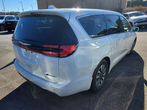 Used 2022 Chrysler Pacifica Touring-L w/ Uconnect Theater Family Group image 10