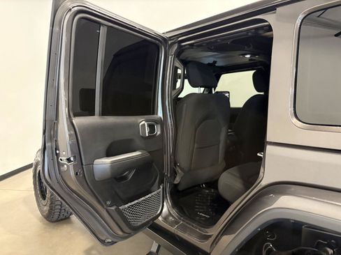Used 2018 Jeep Wrangler Unlimited Sahara w/ Uconnect 4C Nav & Sound Group AWD/4WD image 30