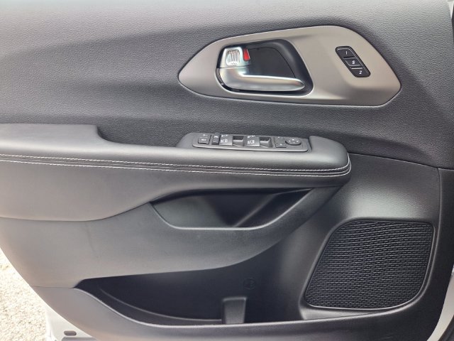 New 2027 Chrysler Pacifica Select FWD image 22