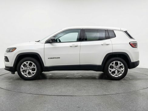 Used 2025 Jeep Compass Latitude AWD/4WD image 5