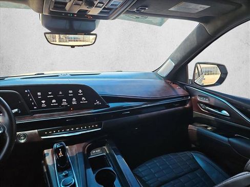 Certified 2023 Cadillac Escalade Premium Luxury Platinum w/ LPO, Radiant Package AWD/4WD image 4