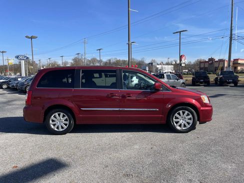 Used 2013 Chrysler Town & Country Touring image 2