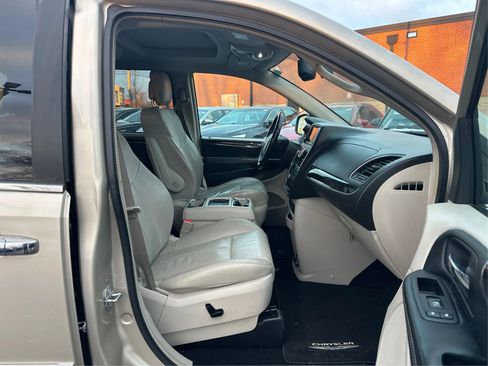 Used 2015 Chrysler Town & Country Limited Platinum FWD image 24