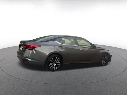 Used 2025 Nissan Altima 2.5 SV FWD image 14