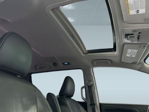 Used 2019 Toyota Sienna SE FWD image 24