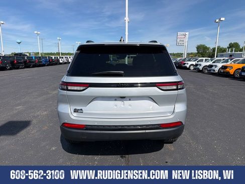 Used 2025 Jeep Grand Cherokee Altitude AWD/4WD image 4
