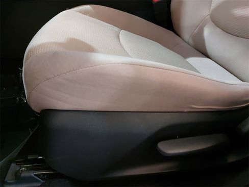 Used 2022 Toyota RAV4 LE image 27