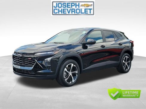 Used 2024 Chevrolet Trax RS w/ Sunroof Package FWD image 2