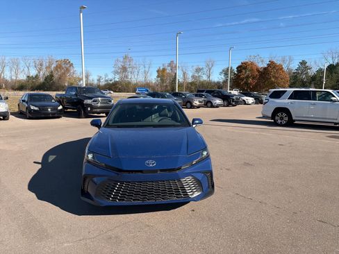 Used 2025 Toyota Camry SE image 6