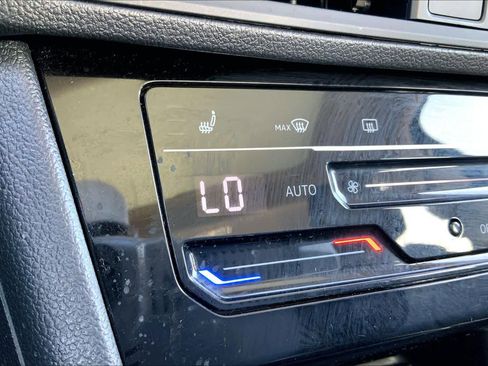 Used 2025 Volkswagen Jetta SE image 28