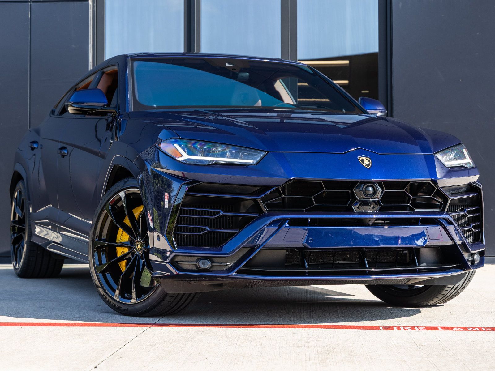 Used 2021 Lamborghini Urus AWD/4WD image 2