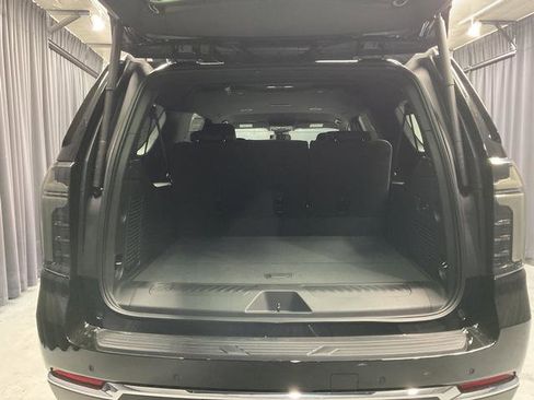 New 2026 Chevrolet Suburban LT image 9
