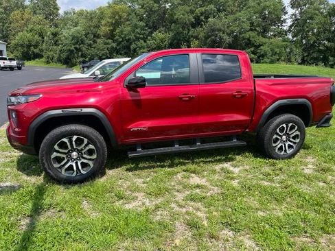 Used 2024 GMC Canyon AT4 AWD/4WD image 2
