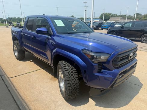 Used 2024 Toyota Tacoma SR5 AWD/4WD image 12