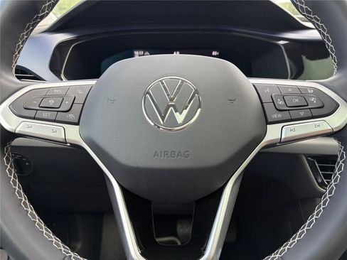 Used 2023 Volkswagen Taos SE w/ Panoramic Sunroof Package AWD/4WD image 18