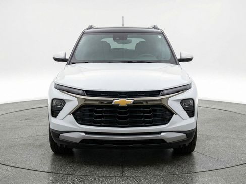 Used 2025 Chevrolet TrailBlazer LT FWD image 2