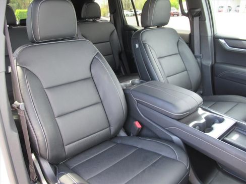 Used 2025 GMC Acadia Elevation FWD image 9