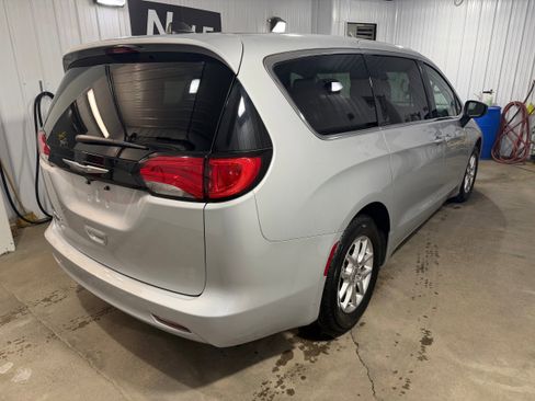 Used 2024 Chrysler Voyager LX image 5