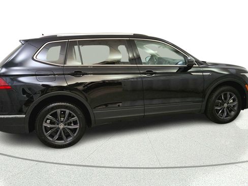 Used 2022 Volkswagen Tiguan SE w/ Panoramic Sunroof Package FWD image 7