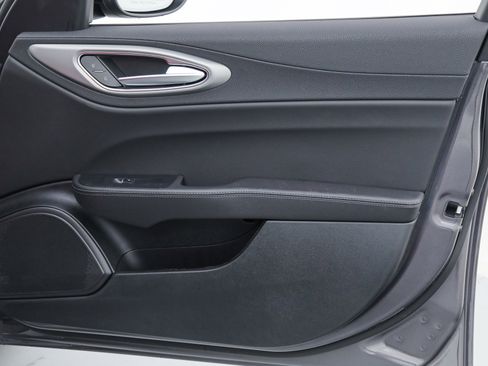 Used 2025 Alfa Romeo Giulia w/ Driving Assist Package image 10