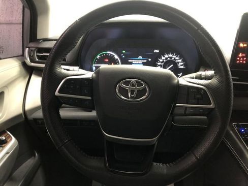 Used 2021 Toyota Sienna XLE FWD image 16