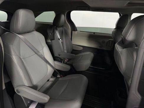 Used 2024 Toyota Sienna XLE FWD image 17