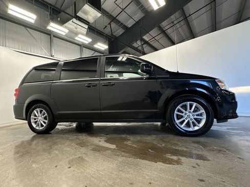 Used 2020 Dodge Grand Caravan SXT image 3