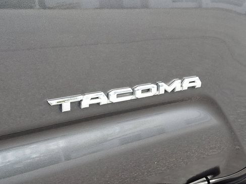 Used 2018 Toyota Tacoma TRD Sport AWD/4WD image 30