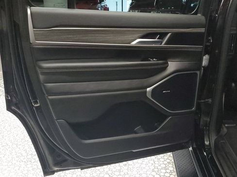 Used 2024 Jeep Wagoneer Series II w/ Flexible Seating Group RWD image 18