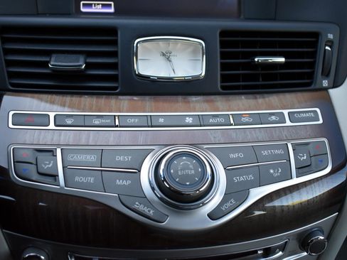 Used 2017 INFINITI Q70 L 3.7 w/ Deluxe Touring Package image 23