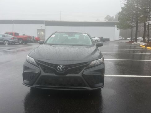 Used 2023 Toyota Camry SE image 3