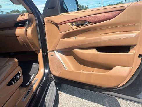 Used 2016 Cadillac Escalade Platinum image 32