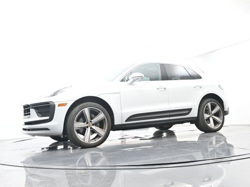 Certified 2025 Porsche Macan AWD/4WD image 41