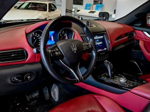 Used 2020 Maserati Levante image 14