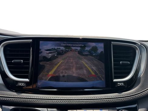 Used 2025 Chrysler Pacifica Limited FWD image 18